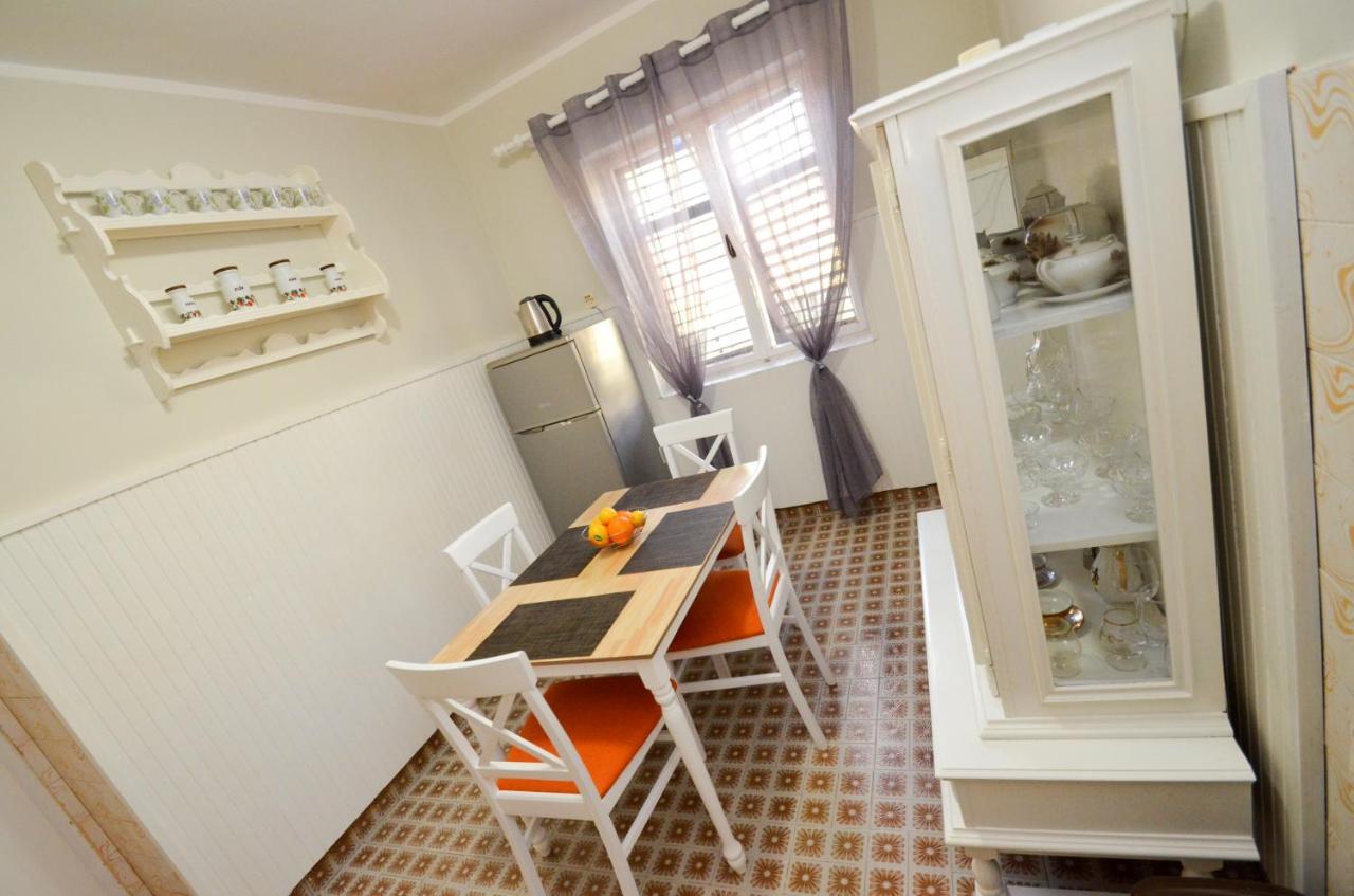 Red House Apartment Kotor Buitenkant foto