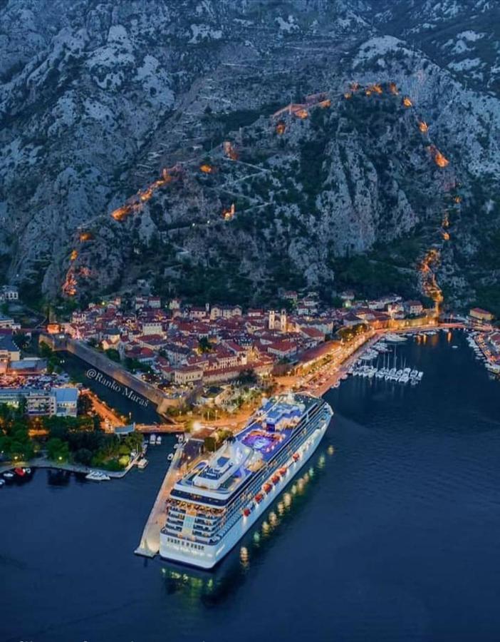 Red House Apartment Kotor Buitenkant foto