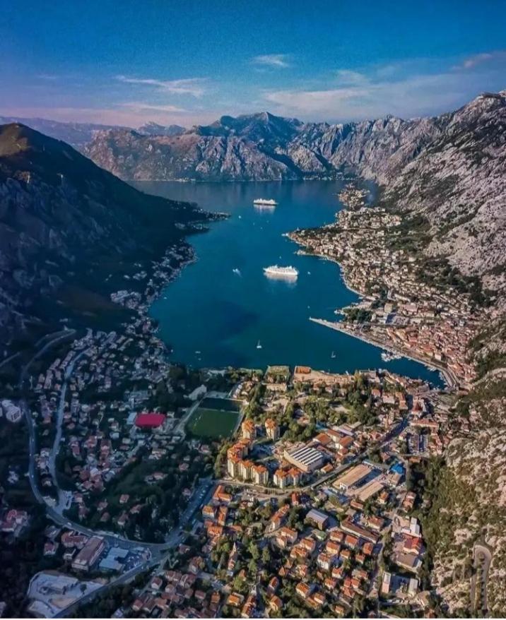Red House Apartment Kotor Buitenkant foto